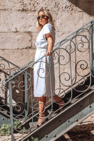 Vestido Ourique Branco é um modelo leve e elegante. Vestido branco midi estilo camiseiro. Vestido confortável e versátil.