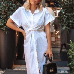 Vestido Ourique Branco é um modelo leve e elegante. Vestido branco midi estilo camiseiro. Vestido confortável e versátil.