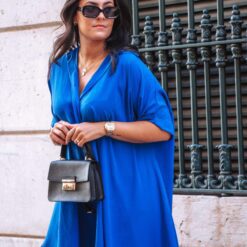 Alfama é um vestido azul escuro estilo camiseiro oversized, o que o torna um modelo confortável. É um vestido curto, fluido e versátil, perfeito para várias ocasiões.