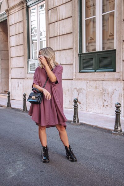 Alfama é um vestido rosa estilo camiseiro oversized, o que o torna um modelo confortável. É um vestido curto, fluido e versátil, perfeito para várias ocasiões.