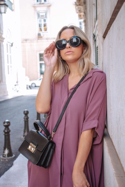 Alfama é um vestido rosa estilo camiseiro oversized, o que o torna um modelo confortável. É um vestido curto, fluido e versátil, perfeito para várias ocasiões.