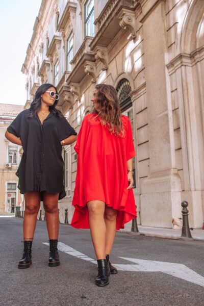 Alfama é um vestido vermelho estilo camiseiro oversized, o que o torna um modelo confortável. É um vestido curto, fluido e versátil, perfeito para várias ocasiões.