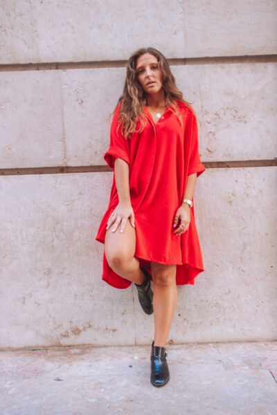 Alfama é um vestido vermelho estilo camiseiro oversized, o que o torna um modelo confortável. É um vestido curto, fluido e versátil, perfeito para várias ocasiões.