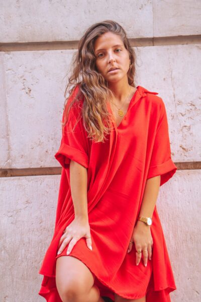 Alfama é um vestido vermelho estilo camiseiro oversized, o que o torna um modelo confortável. É um vestido curto, fluido e versátil, perfeito para várias ocasiões.