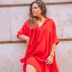 Alfama é um vestido vermelho estilo camiseiro oversized, o que o torna um modelo confortável. É um vestido curto, fluido e versátil, perfeito para várias ocasiões.