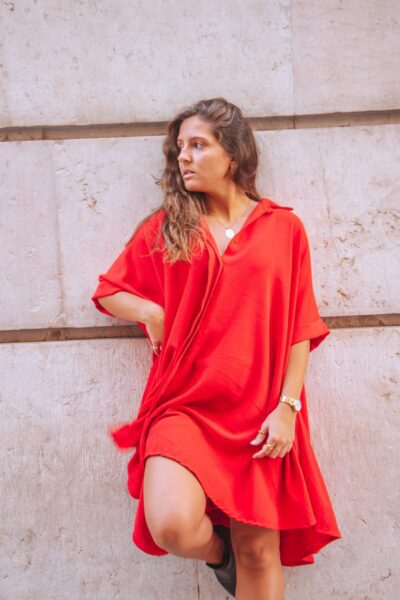 Alfama é um vestido vermelho estilo camiseiro oversized, o que o torna um modelo confortável. É um vestido curto, fluido e versátil, perfeito para várias ocasiões.