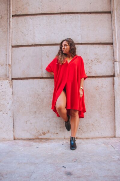 Alfama é um vestido vermelho estilo camiseiro oversized, o que o torna um modelo confortável. É um vestido curto, fluido e versátil, perfeito para várias ocasiões.