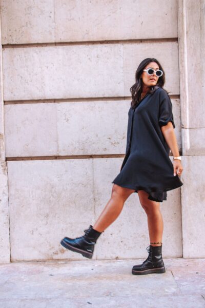 Alfama é um vestido preto escuro estilo camiseiro oversized, o que o torna um modelo confortável. É um vestido curto, fluido e versátil, perfeito para várias ocasiões.