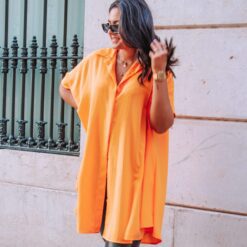 Alfama é um vestido laranja escuro estilo camiseiro oversized, o que o torna um modelo confortável. É um vestido curto, fluido e versátil, perfeito para várias ocasiões.