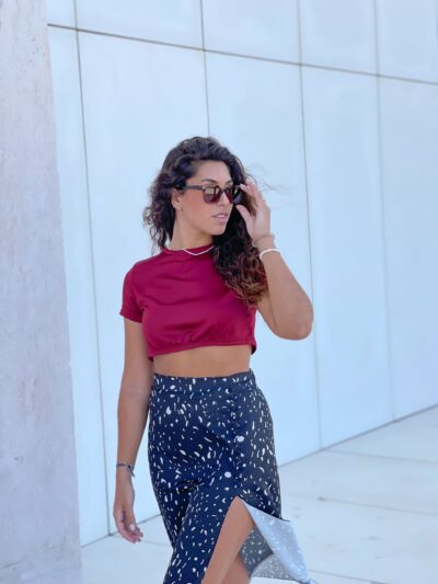 Top bordo perfeito para este verão. Um top bordo com tecido acetinado, top curto e aberto nas costas com modelagem perfeita para o verão.