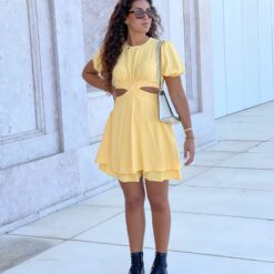 O Vestido Carmo amarelo é uma peça elegante perfeita para o verão. vestido amarelo versátil e simples