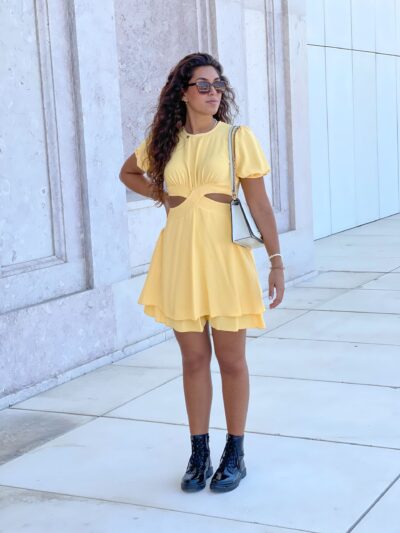 O Vestido Carmo amarelo é uma peça elegante perfeita para o verão. vestido amarelo versátil e simples