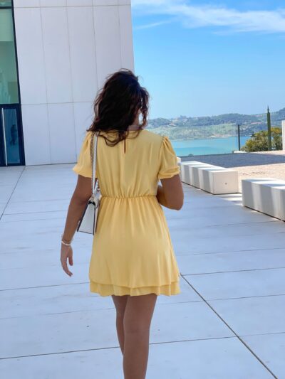 O Vestido Carmo amarelo é uma peça elegante perfeita para o verão. vestido amarelo versátil e simples